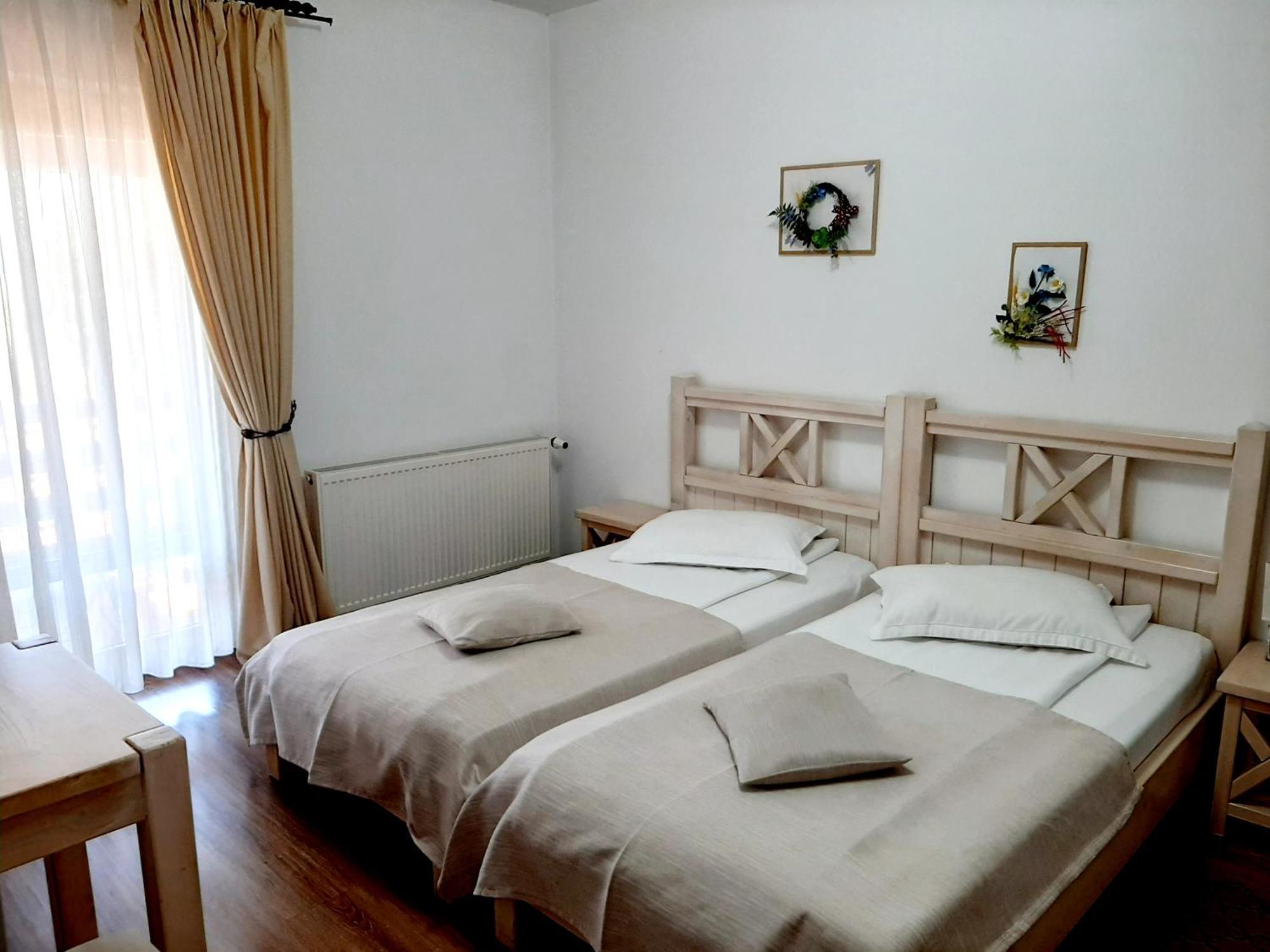 Dor De Casa Hotel Doljesti Екстериор снимка